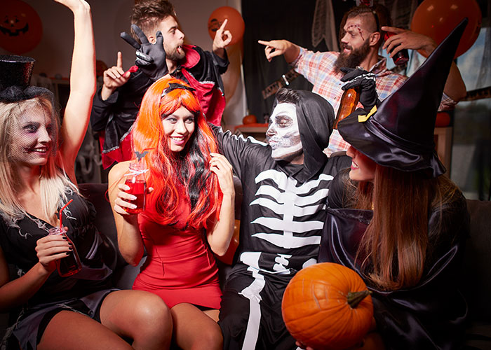 Woman Dumps Boyfriend After Her Friends’ Halloween Costumes Uncover His True Colors Woman Dumps Boyfriend After Her Friends’ Halloween Costumes Uncover His True Colors
