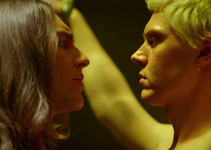 Woman Dumps Boyfriend After Her Friends’ Halloween Costumes Uncover His True Colors Woman Dumps Boyfriend After Her Friends’ Halloween Costumes Uncover His True Colors