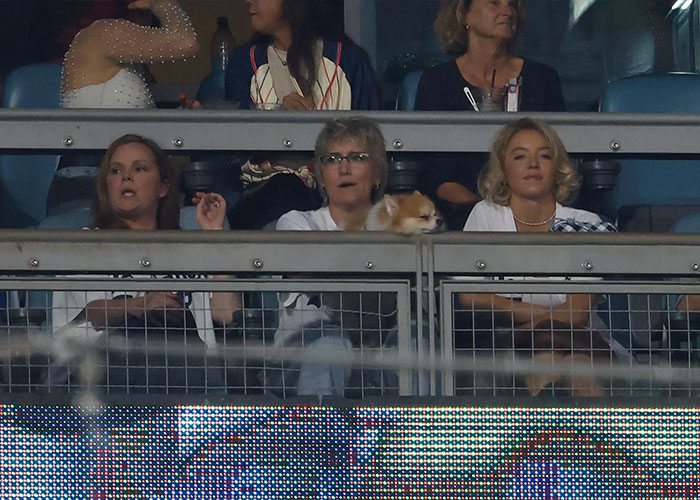 Sydney Sweeney Divides Fans With Her World Series Game 4 Intro: “Who Invited You?” Sydney Sweeney Divides Fans With Her World Series Game 4 Intro: “Who Invited You?”