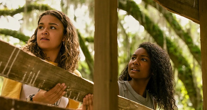 Madison Bailey with costar Carlacia Grant on Outer Banks