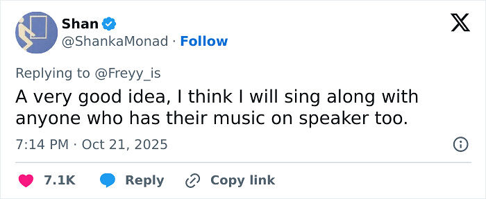 Guy Finds A Hilarious Way To End A Speakerphone Call In Public, People Share Their Tricks