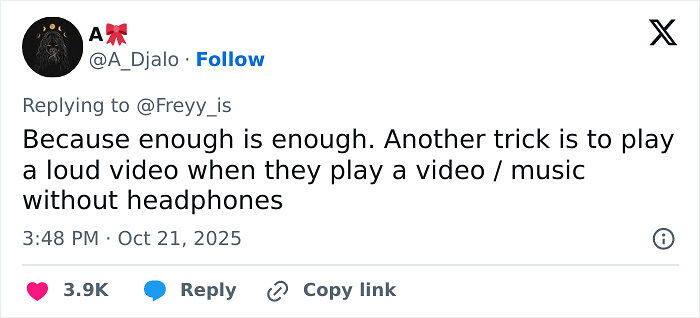 Guy Finds A Hilarious Way To End A Speakerphone Call In Public, People Share Their Tricks