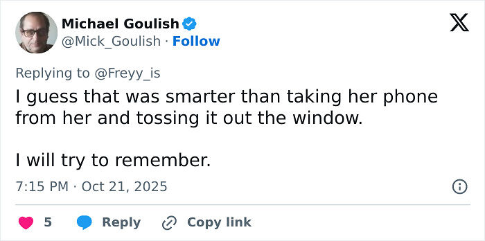 Guy Finds A Hilarious Way To End A Speakerphone Call In Public, People Share Their Tricks