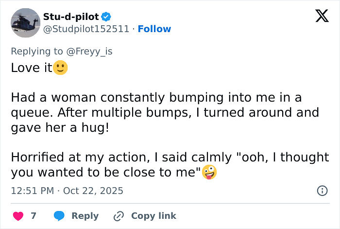 Guy Finds A Hilarious Way To End A Speakerphone Call In Public, People Share Their Tricks