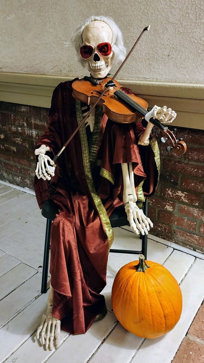 Hey Pandas, Show Us Your Halloween Decorations