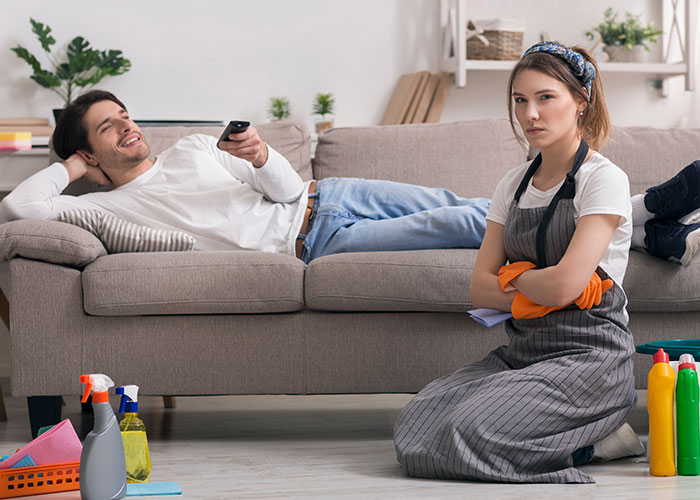 Guy Calls His Girlfriend A Gold Digger, She Moves Out, Realizes He Can’t Afford Rent Without Her