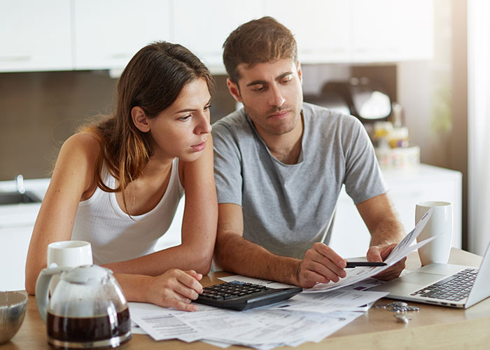 Guy Calls His Girlfriend A Gold Digger, She Moves Out, Realizes He Can’t Afford Rent Without Her