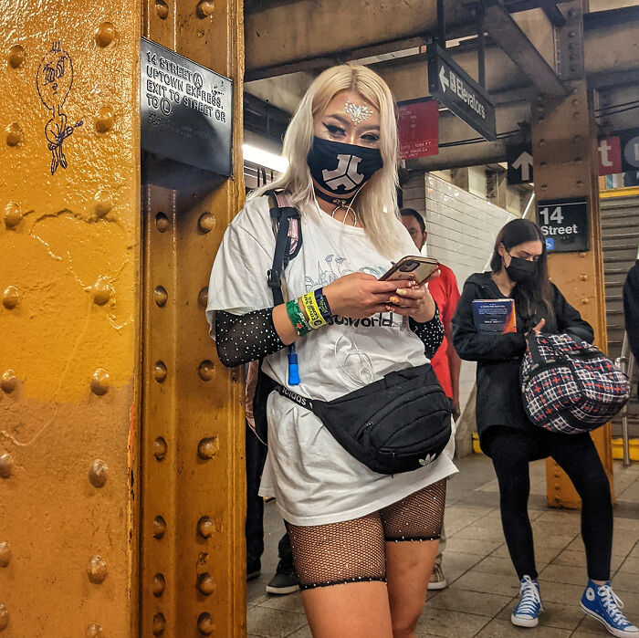 Life Underground: 40 Captivating Street Portraits From NYC’s Subway Life Underground: 40 Captivating Street Portraits From NYC’s Subway