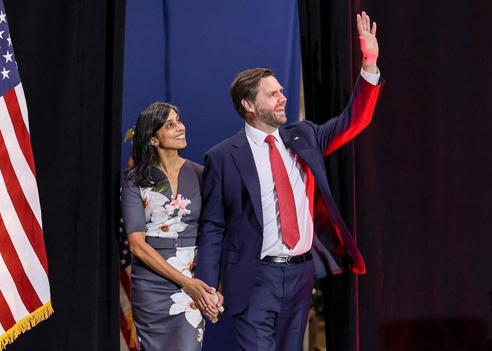 Body Language Experts Decode Erika Kirk And JD Vance’s “Super-Intimate” Hug That Sparked Wild Theories Body Language Experts Decode Erika Kirk And JD Vance’s “Super-Intimate” Hug That Sparked Wild Theories