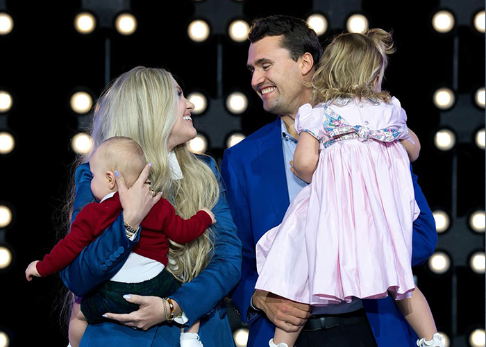 Body Language Experts Decode Erika Kirk And JD Vance’s “Super-Intimate” Hug That Sparked Wild Theories Body Language Experts Decode Erika Kirk And JD Vance’s “Super-Intimate” Hug That Sparked Wild Theories