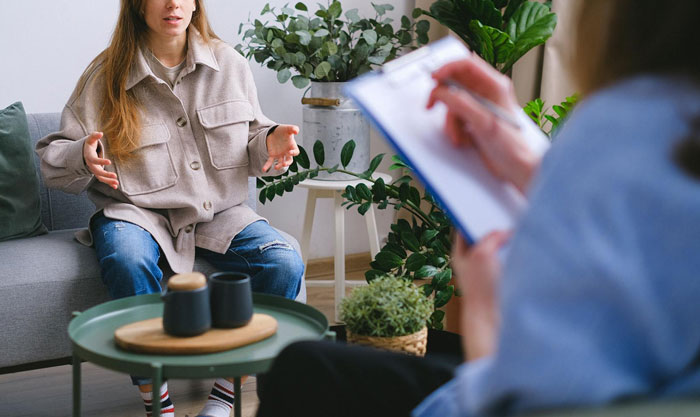 Family Of 4 Expects Woman To Take Them In During Hard Times, But She Can’t Forgive Them For Humiliating Her Family Of 4 Expects Woman To Take Them In During Hard Times, But She Can’t Forgive Them For Humiliating Her
