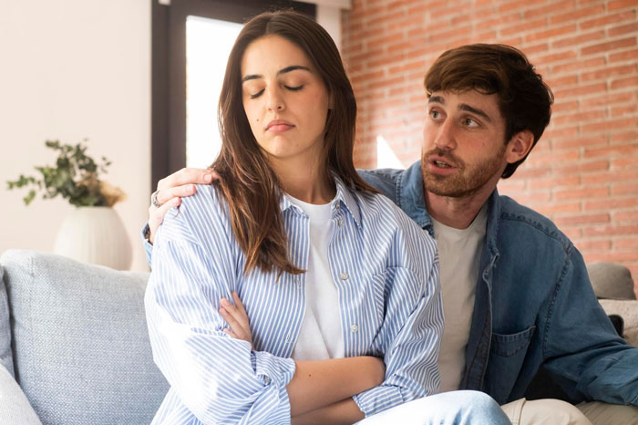 Guy Mocks GF Publicly For Fangirling Over A K-Pop Band, Acts Surprised When She Gets Mad At Him Guy Mocks GF Publicly For Fangirling Over A K-Pop Band, Acts Surprised When She Gets Mad At Him