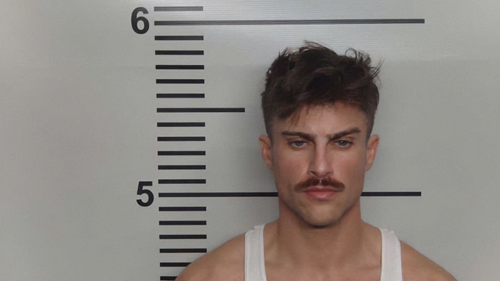 “Hot” Kentucky Man’s Viral Mugshot Sparks A Wave Comparisons From Brad Pitt To Benson Boone “Hot” Kentucky Man’s Viral Mugshot Sparks A Wave Comparisons From Brad Pitt To Benson Boone
