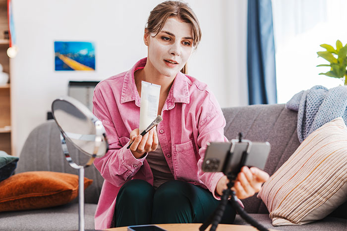 Man Without Social Media Uncovers GF’s Lies About Her Fitness Lifestyle Online, Dumps Her