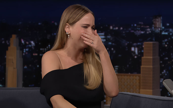 Jennifer Lawrence Leaves Jimmy Fallon Awkwardly Laughing After Emotional And ‘Chaotic’ Interview Jennifer Lawrence Leaves Jimmy Fallon Awkwardly Laughing After Emotional And ‘Chaotic’ Interview