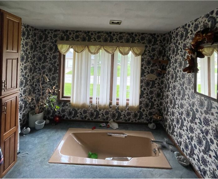 “This Exists And It Is Awful”: 50 Zillow Listings So Bad, They Look Fake