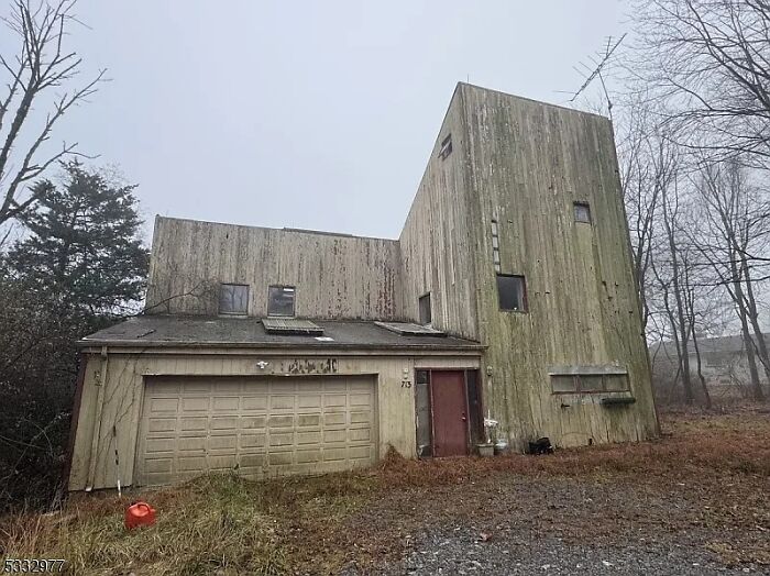 “This Exists And It Is Awful”: 50 Zillow Listings So Bad, They Look Fake