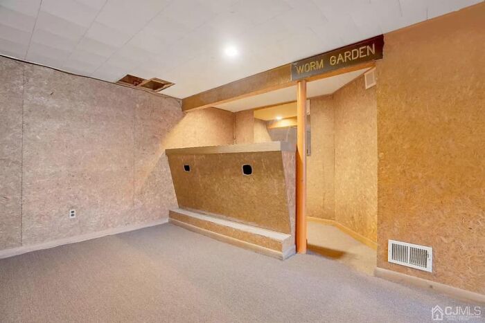 “This Exists And It Is Awful”: 50 Zillow Listings So Bad, They Look Fake