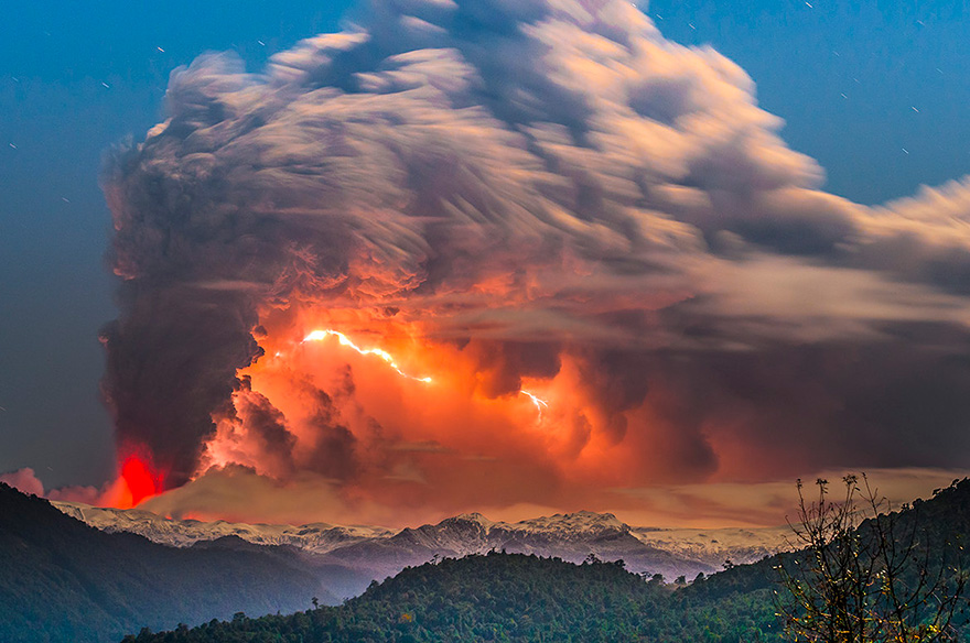 Photographer Captures Volcanic Eruption In Chile With Red-Hot Magma And Flashing Lightning Photographer Captures Volcanic Eruption In Chile With Red-Hot Magma And Flashing Lightning