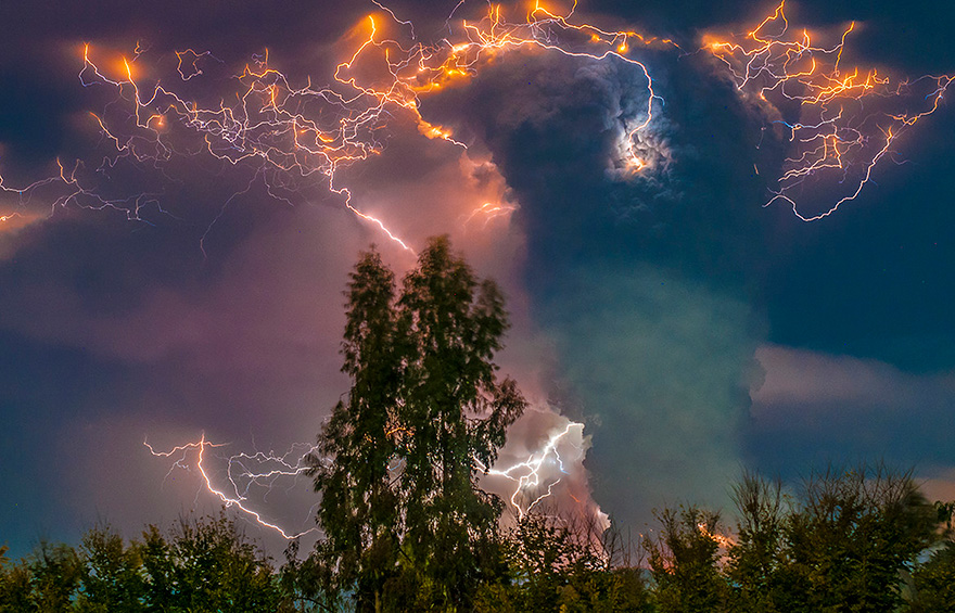 Photographer Captures Volcanic Eruption In Chile With Red-Hot Magma And Flashing Lightning Photographer Captures Volcanic Eruption In Chile With Red-Hot Magma And Flashing Lightning