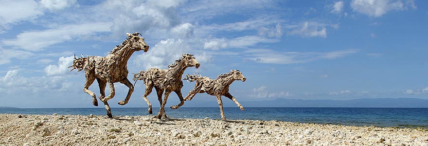 Breathtaking Driftwood Horse Sculptures by James Doran-Webb Breathtaking Driftwood Horse Sculptures by James Doran-Webb