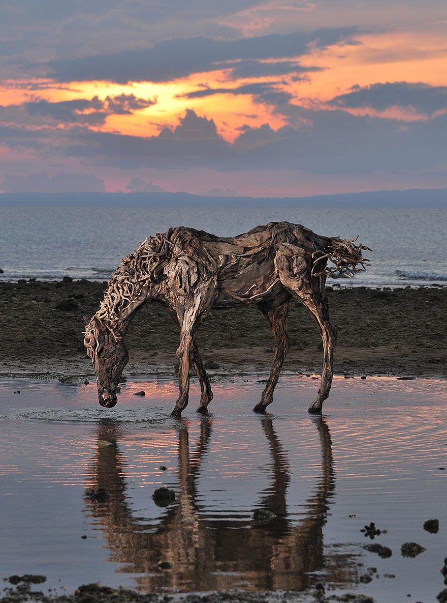 Breathtaking Driftwood Horse Sculptures by James Doran-Webb Breathtaking Driftwood Horse Sculptures by James Doran-Webb