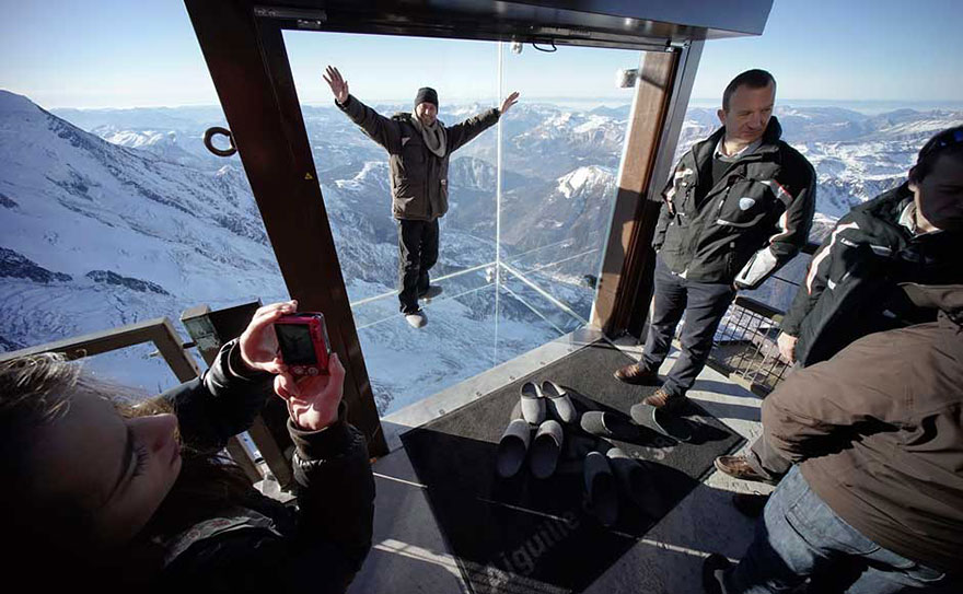 Step Into The Void: Glass Box in French Alps Allows Visitors to Walk 13,123ft Above Sea Level Step Into The Void: Glass Box in French Alps Allows Visitors to Walk 13,123ft Above Sea Level