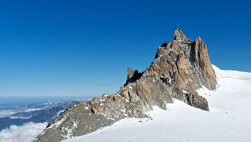 Step Into The Void: Glass Box in French Alps Allows Visitors to Walk 13,123ft Above Sea Level Step Into The Void: Glass Box in French Alps Allows Visitors to Walk 13,123ft Above Sea Level