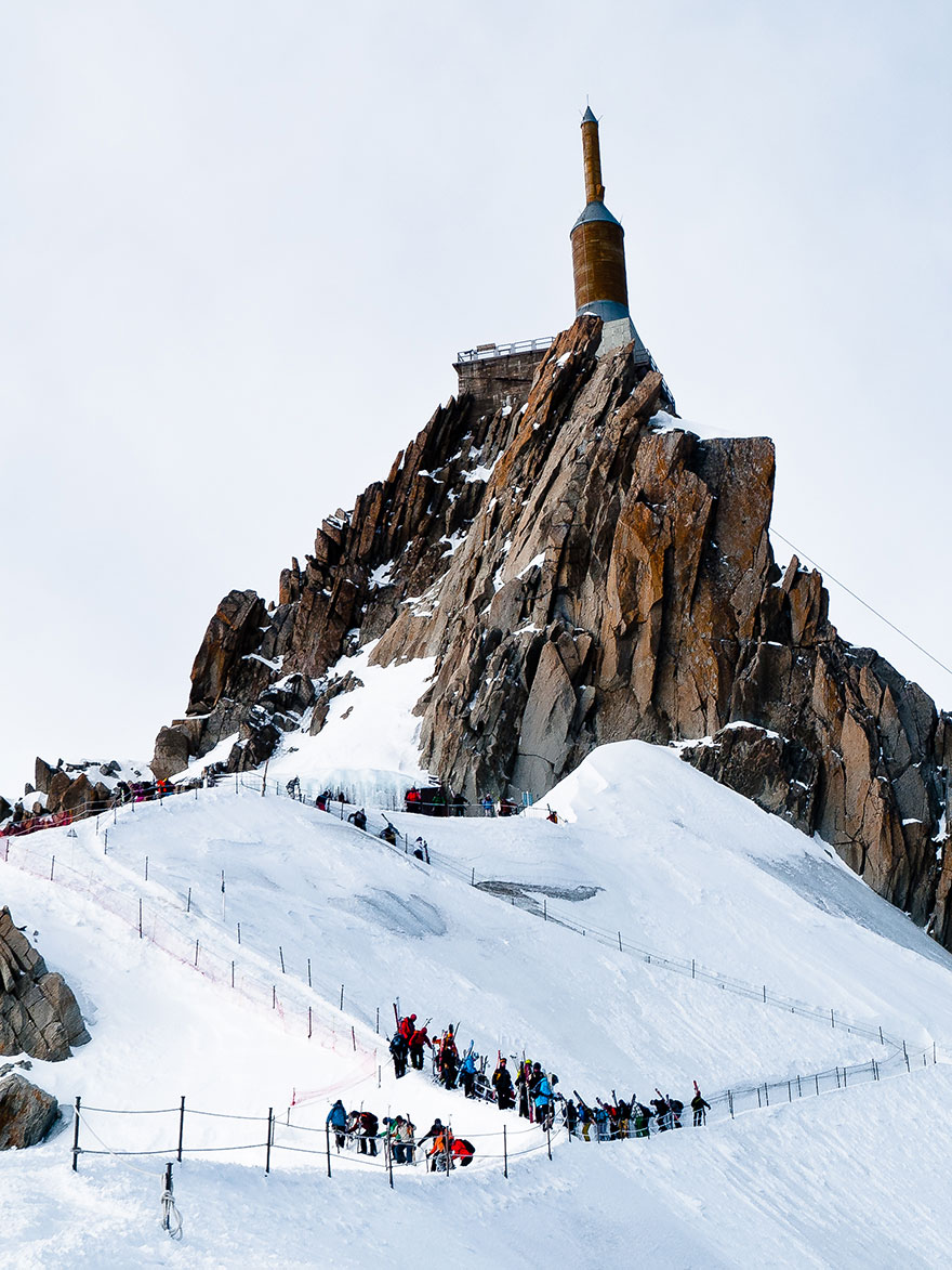 Step Into The Void: Glass Box in French Alps Allows Visitors to Walk 13,123ft Above Sea Level Step Into The Void: Glass Box in French Alps Allows Visitors to Walk 13,123ft Above Sea Level