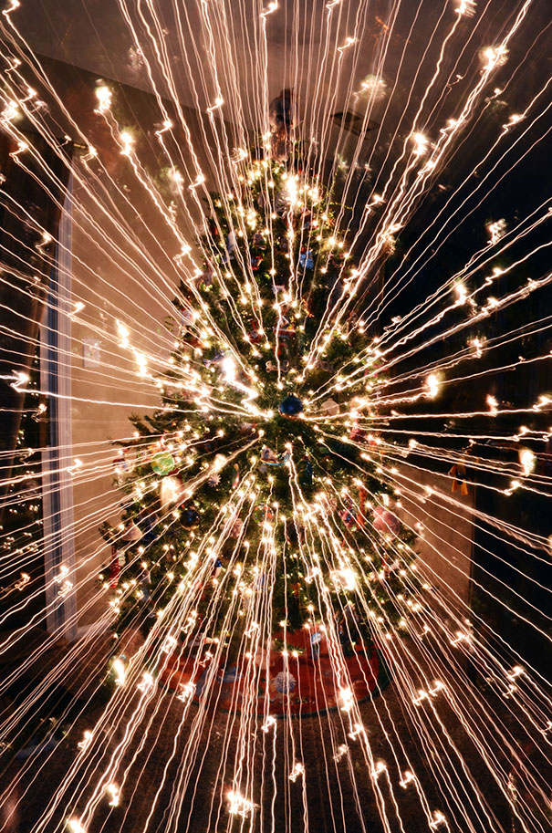What Happens When You Take A Long-Exposure Picture Of A Christmas Tree While Zooming Out