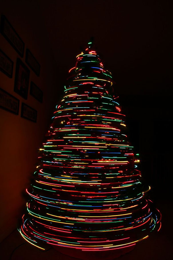 What Happens When You Take A Long-Exposure Picture Of A Christmas Tree While Zooming Out