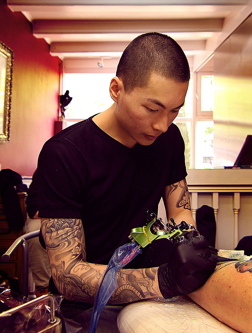 Tattoo Artist Creates Impressive Freehand Tattoos On The Spot Without Any Sketches Tattoo Artist Creates Impressive Freehand Tattoos On The Spot Without Any Sketches