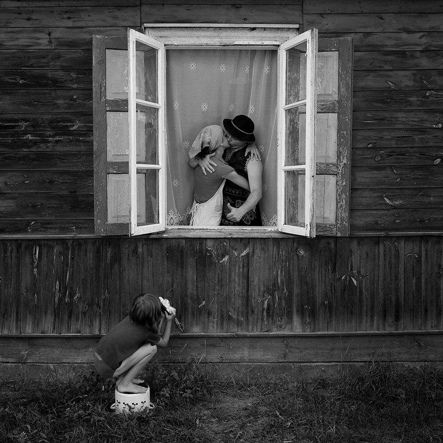 Father Takes Heartwarming Photos Of His Children And Their Animals In Rustic Village In Poland