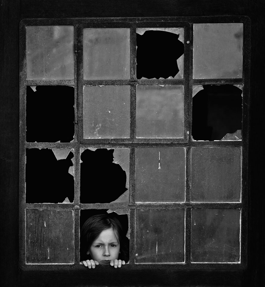 Father Takes Heartwarming Photos Of His Children And Their Animals In Rustic Village In Poland