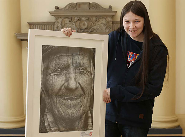 16-Year-Old Girl Wins National Art Competition With Stunning Hyper-Realistic Pencil Portrait 16-Year-Old Girl Wins National Art Competition With Stunning Hyper-Realistic Pencil Portrait