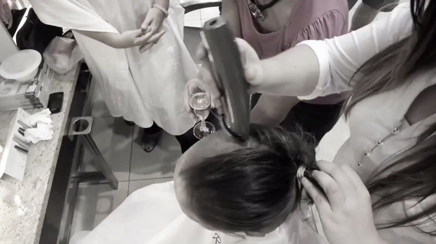 When She Was Diagnosed With Breast Cancer, Her Friends Decided To Do A Photoshoot. Here&#8217;s What Happened: