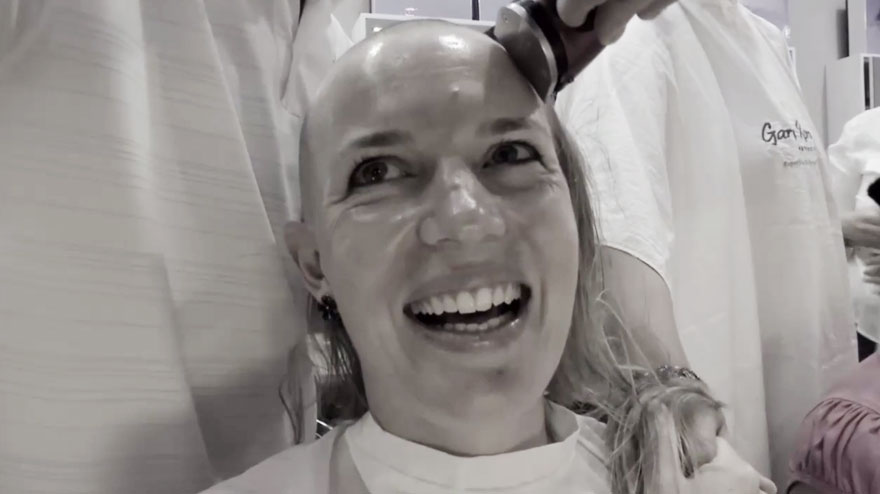 When She Was Diagnosed With Breast Cancer, Her Friends Decided To Do A Photoshoot. Here&#8217;s What Happened: