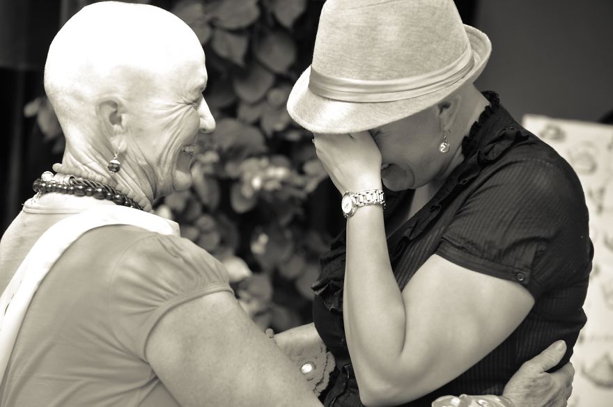 When She Was Diagnosed With Breast Cancer, Her Friends Decided To Do A Photoshoot. Here&#8217;s What Happened: