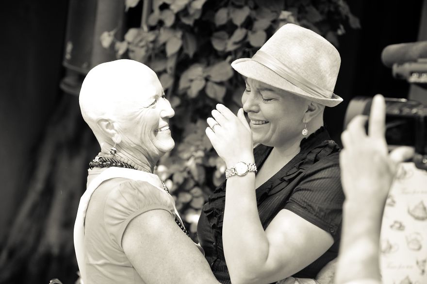 When She Was Diagnosed With Breast Cancer, Her Friends Decided To Do A Photoshoot. Here&#8217;s What Happened: