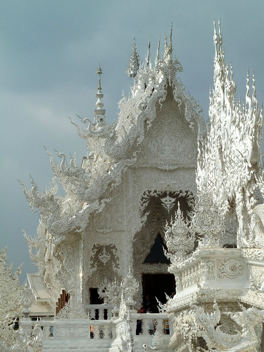 Thailand’s White Temple Looks Like It Came Down From Heaven Thailand’s White Temple Looks Like It Came Down From Heaven