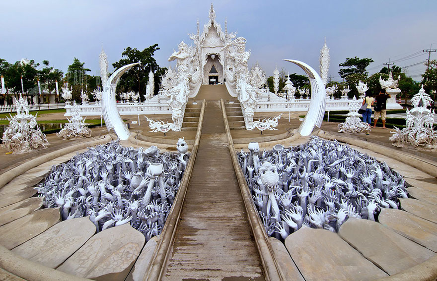 Thailand’s White Temple Looks Like It Came Down From Heaven Thailand’s White Temple Looks Like It Came Down From Heaven