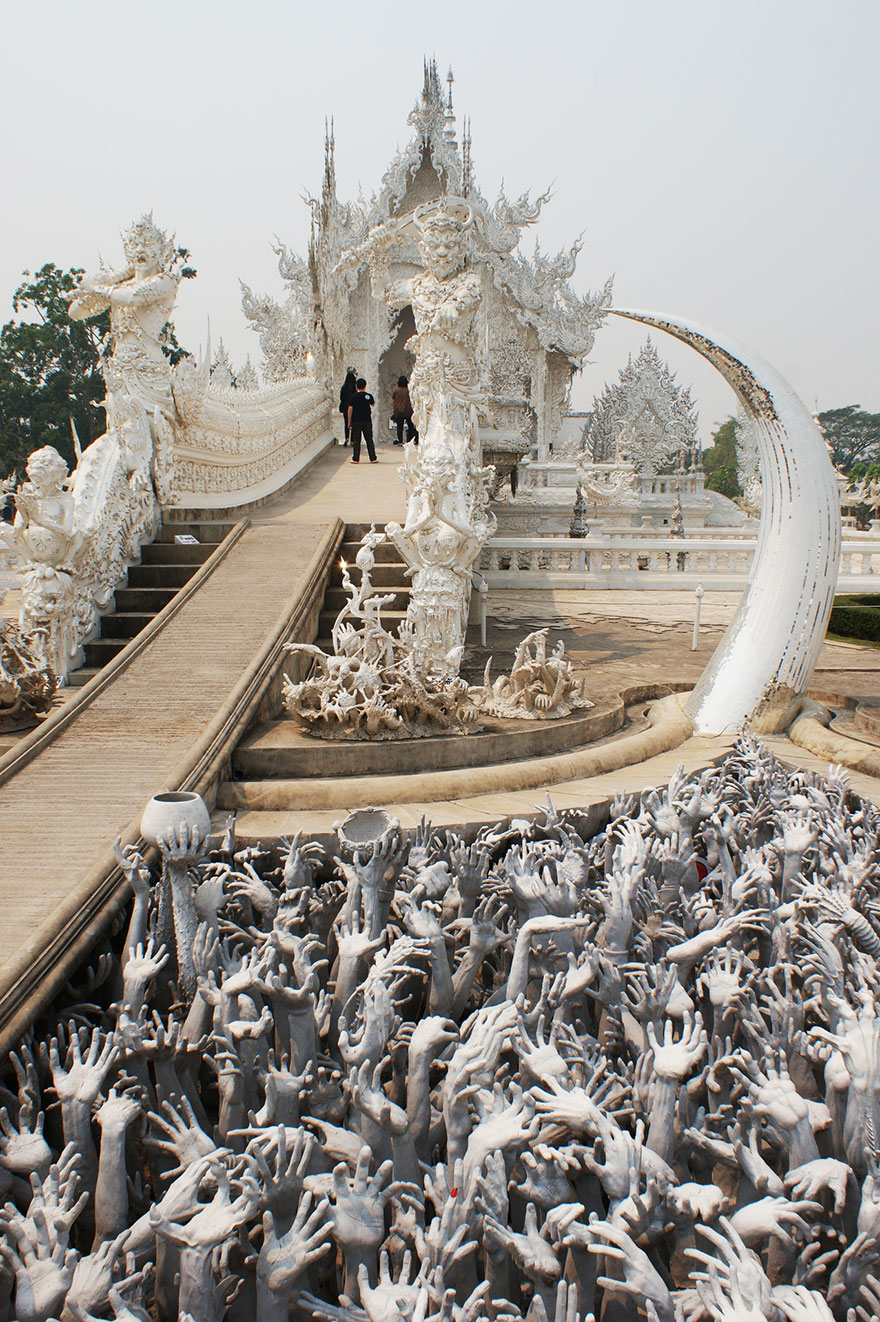 Thailand’s White Temple Looks Like It Came Down From Heaven Thailand’s White Temple Looks Like It Came Down From Heaven
