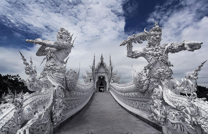 Thailand’s White Temple Looks Like It Came Down From Heaven Thailand’s White Temple Looks Like It Came Down From Heaven