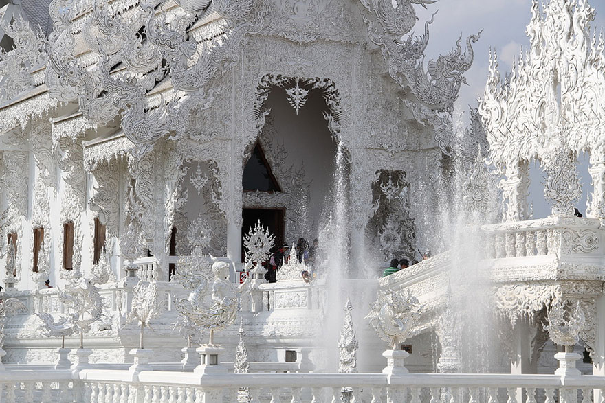 Thailand’s White Temple Looks Like It Came Down From Heaven Thailand’s White Temple Looks Like It Came Down From Heaven
