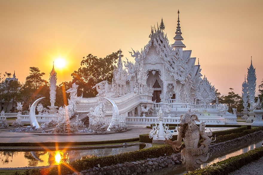 Thailand’s White Temple Looks Like It Came Down From Heaven Thailand’s White Temple Looks Like It Came Down From Heaven