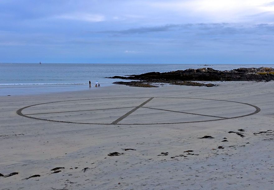 I Create Installations In Public Spaces To Bring People Happiness