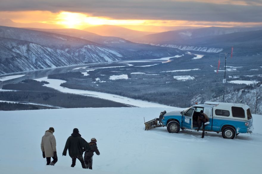 23 Year Old Hitchhiker Carries Camera For An Entire Year To Capture Canada&#8217;s Wild Beauty