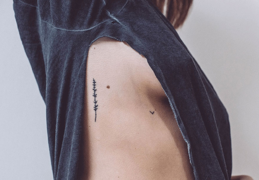 Artist Inks Her Friends With Minimalist Tattoos For Food, Lessons Or Books Artist Inks Her Friends With Minimalist Tattoos For Food, Lessons Or Books