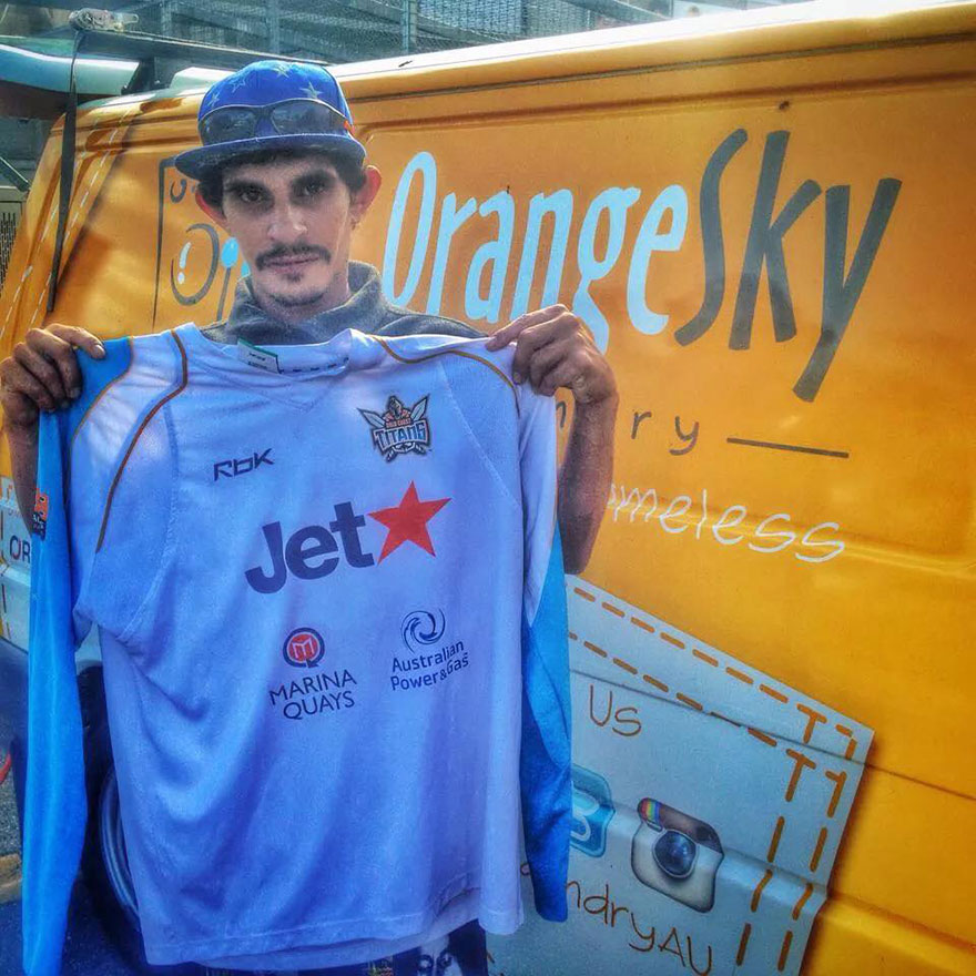 Two Friends Turned Their Van Into A Mobile Laundromat To Wash Clothes For The Homeless Two Friends Turned Their Van Into A Mobile Laundromat To Wash Clothes For The Homeless