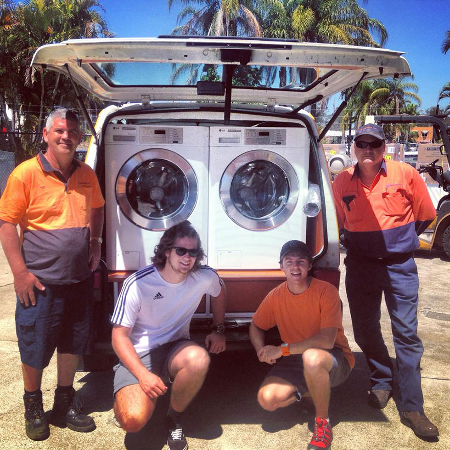 Two Friends Turned Their Van Into A Mobile Laundromat To Wash Clothes For The Homeless Two Friends Turned Their Van Into A Mobile Laundromat To Wash Clothes For The Homeless